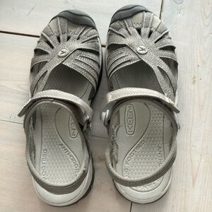 Keen Women's Rose Grey Gargoyle Raven Closed Toe Summer Sport Sandals